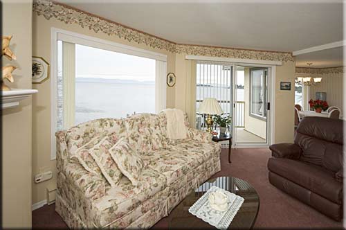 Rathtrevor Beach Waterfront Condo, Parksville oceanfront accommodation, British Columbia, Canada